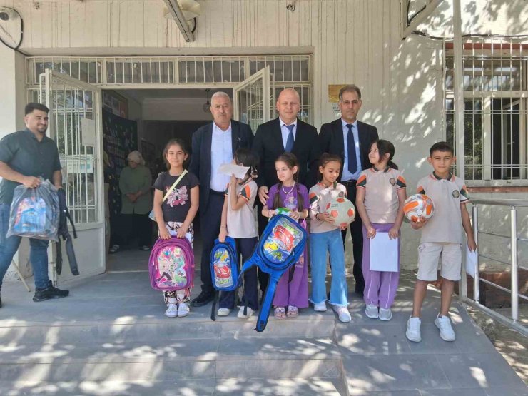 Çermikte 300 öğrenciye okul çantası dağıtıldı