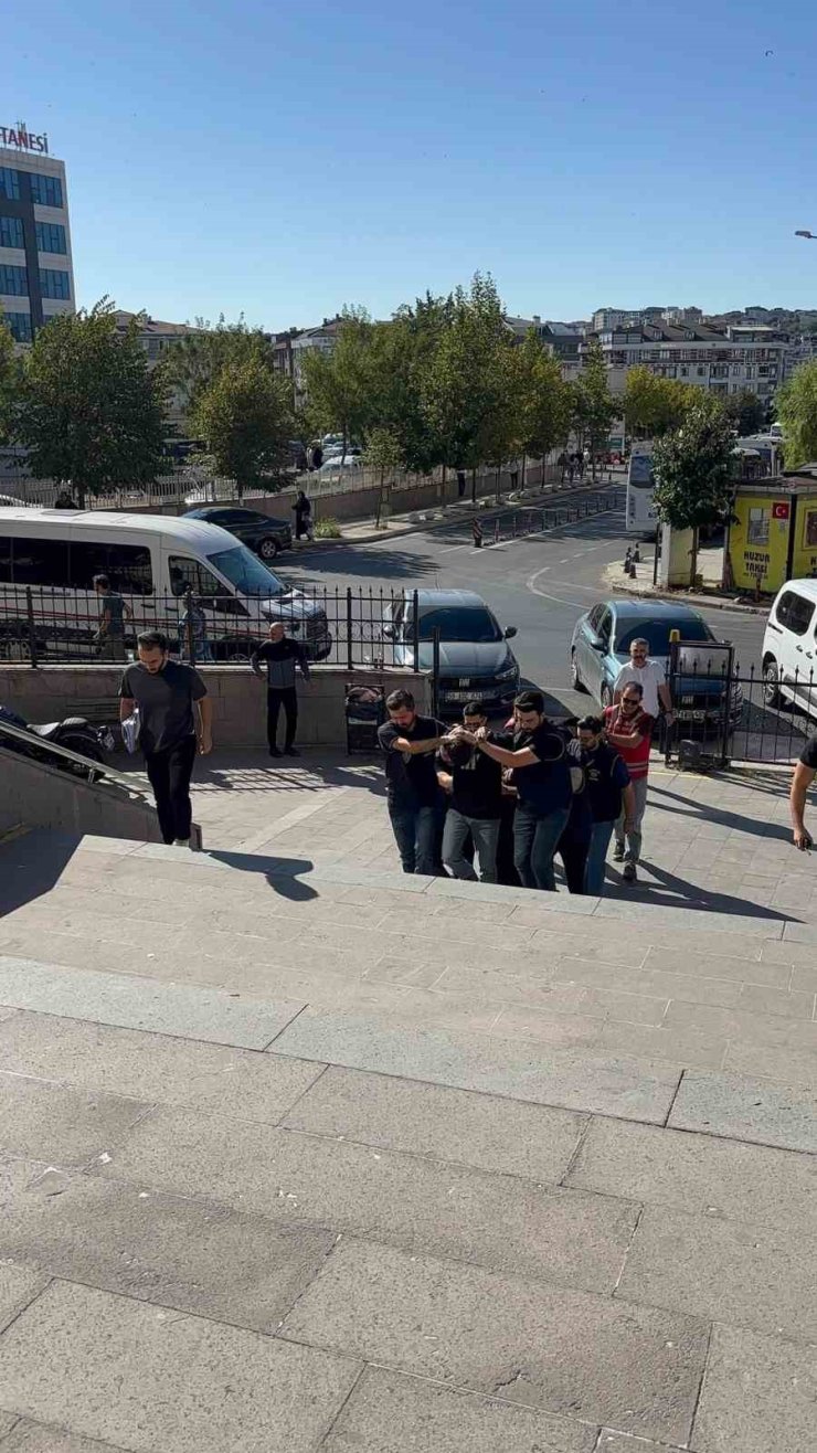 Kız kardeşine atılan mesaja sinirlenen ağabey, dehşet saçtı: 1 yaralı