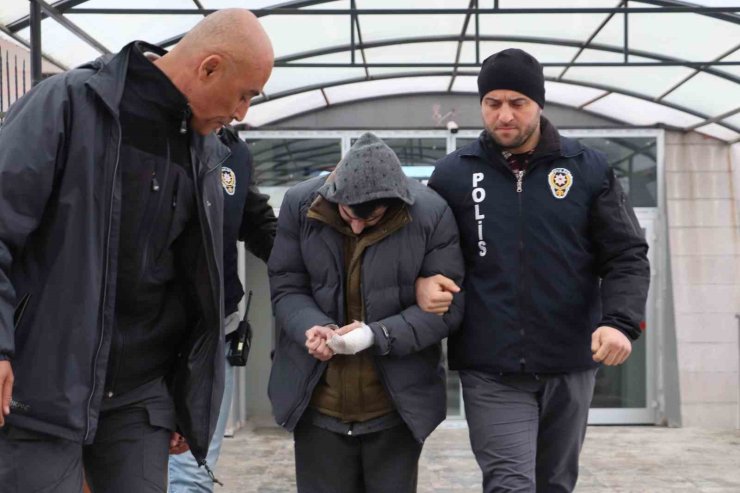 Üvey babasını bıçaklayarak öldüren sanık hakim karşısında