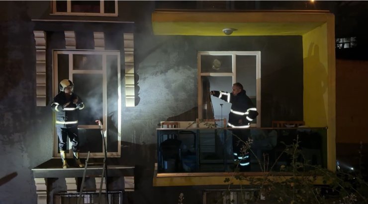 Öğrencilerin kaldığı evde yangın çıktı: 2 kişi dumanda etkilendi