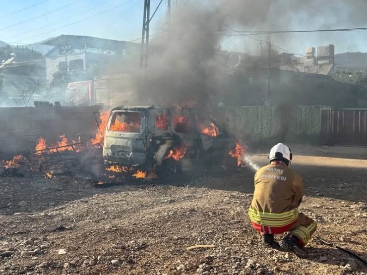 Kırıkhan’da hafif ticari araç alevlere teslim oldu