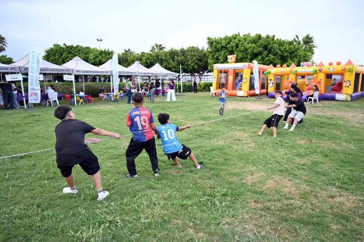 Mersin’de çocuklar şenlikte doyasıya eğlendi