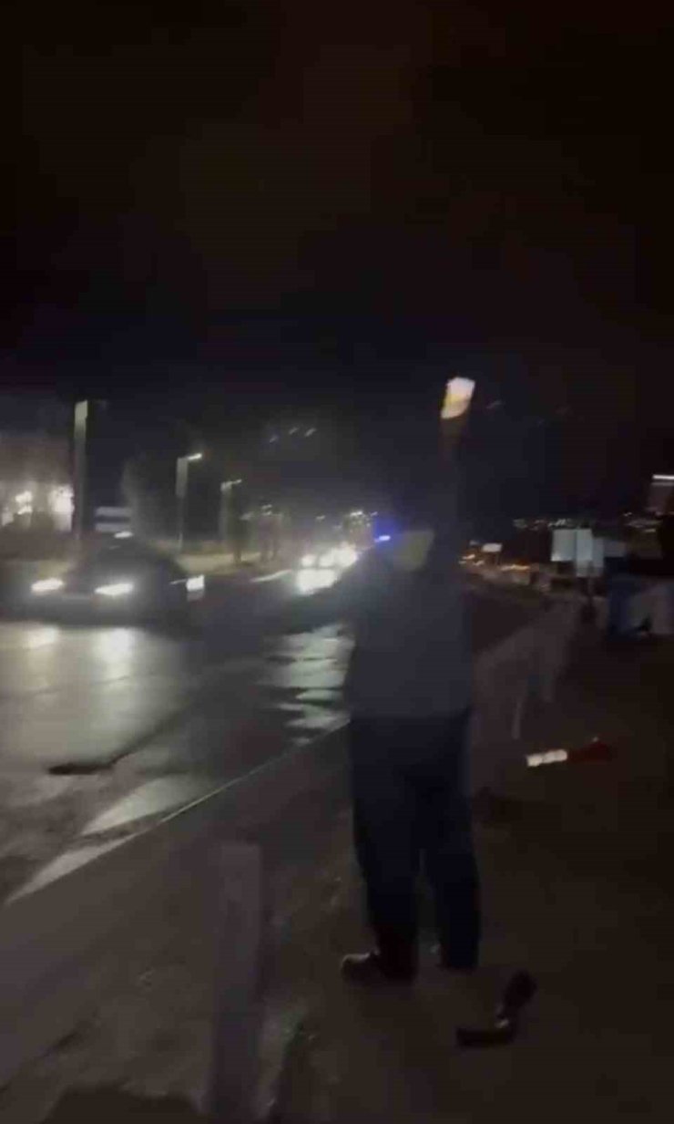 Motosiklet bariyerlere çarptı, gençler cep telefonu ışığıyla trafiği durdurdu
