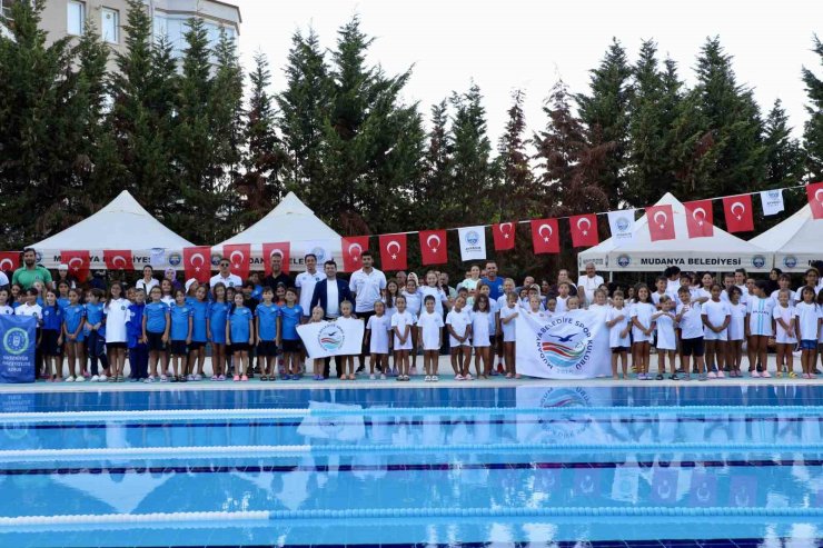 Mudanya Belediyesporlu yüzücüler madalyaları topladı