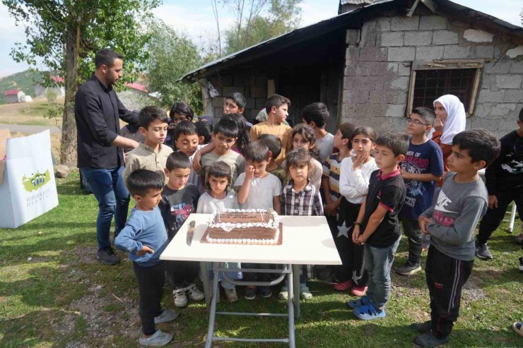 Muş’un uzak köylerinde çocukların kırtasiye sevinci