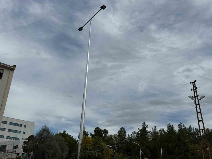 Boyabat’ta elektrik hatları yer altına alındı, yeni aydınlatma direkleri dikildi