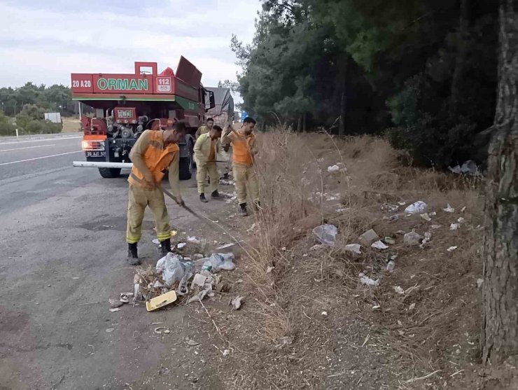 Buldan’da yol kenarındaki çöpler ateş savaşçıları tarafından temizlendi