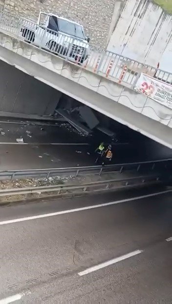 Yağış sebebiyle kontrolden çıkan tır makasladı: Sürücü yaralandı