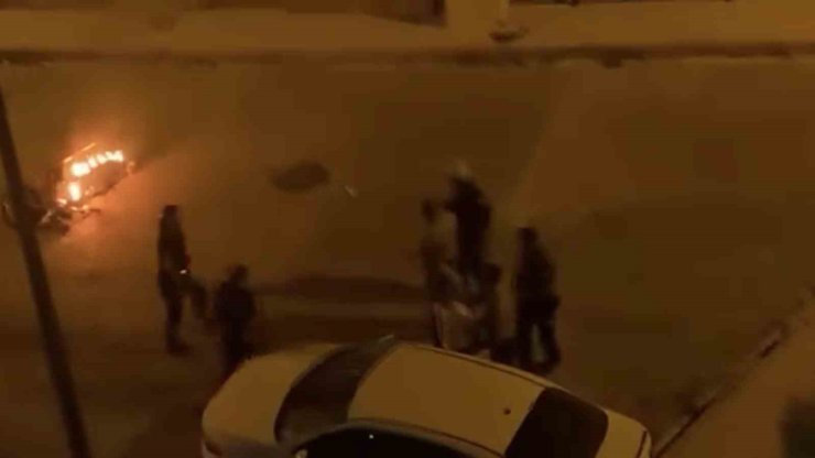 Sokak ortasında motosikletini ateşe verdi