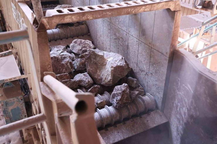Tonlarca taş yola dönüşüyor, maliyet yarıya iniyor