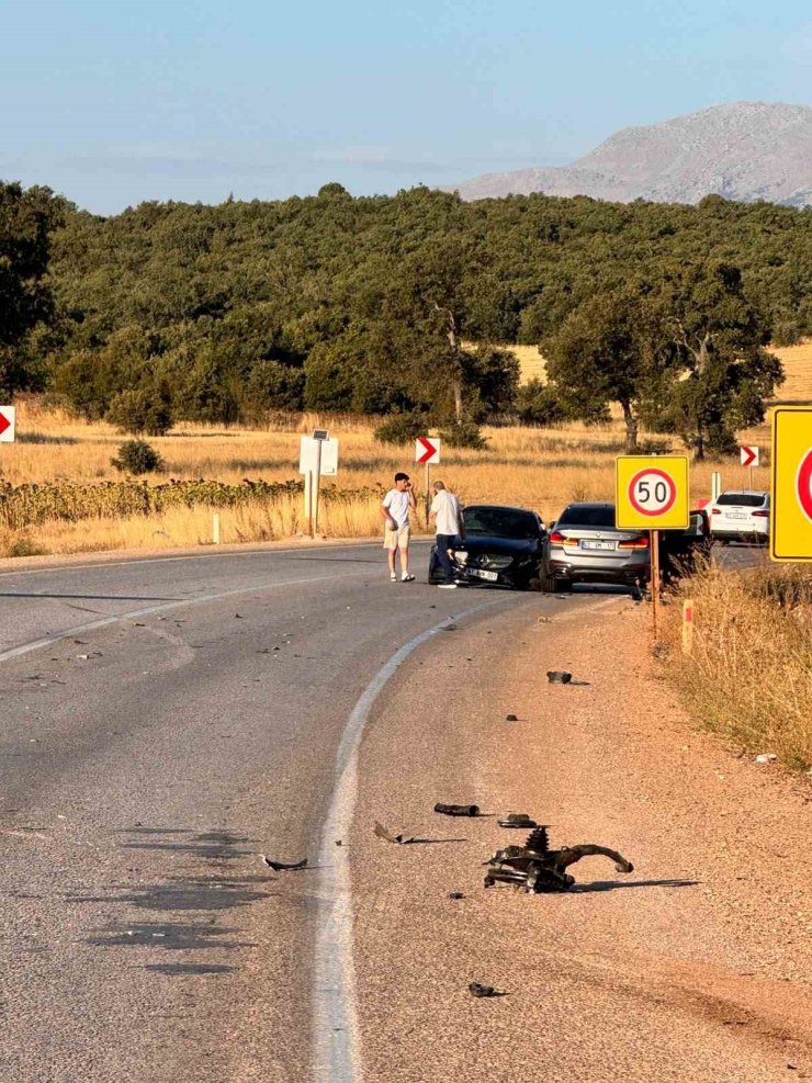 Beyşehir’de 3 otomobil çarpıştı: 6 yaralı