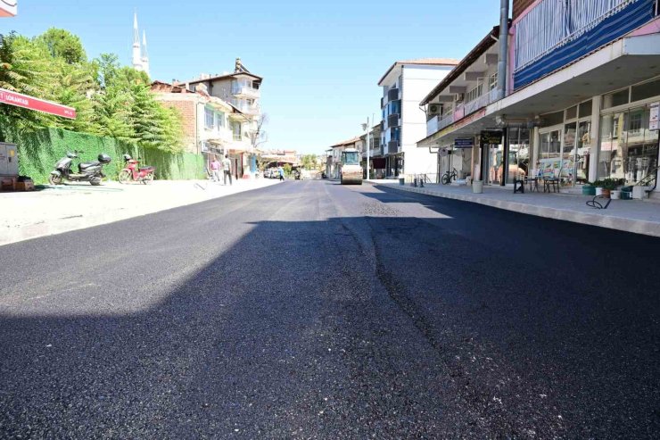 Selendi Atatürk Caddesi’nde yılların yol sorunu çözülüyor