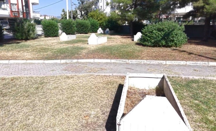 Osmaniye’de parkın ortasındaki mezar taşları dikkat çekiyor