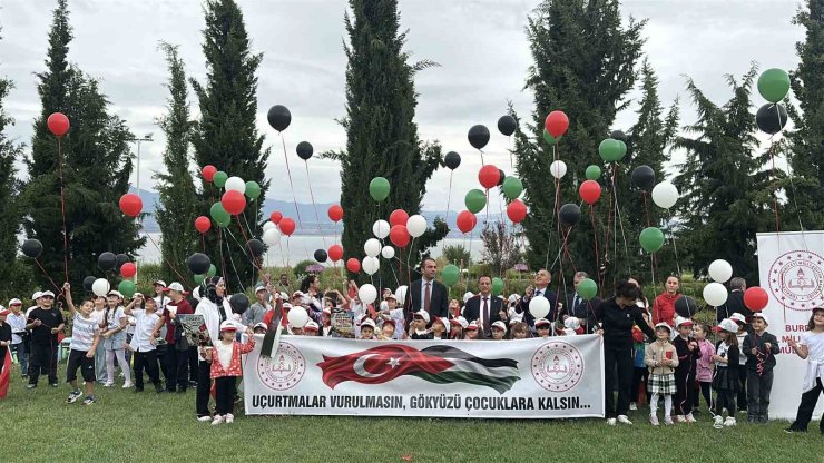 Burdur’da Gazzeli çocuklar için uçurtmalar ve balonlar gökyüzüne bırakıldı