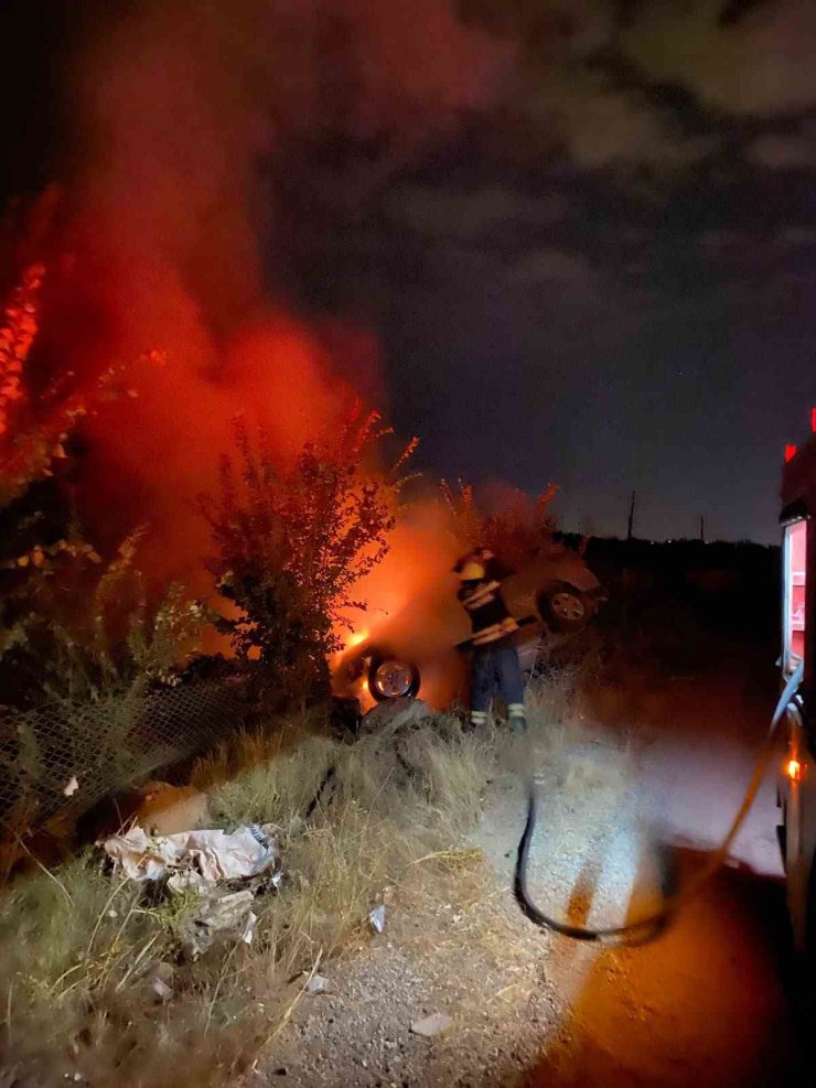 Erzincan’da araç yangını itfaiye ekiplerince söndürüldü