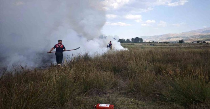 Erzincan’da arazide çıkan yangın söndürüldü