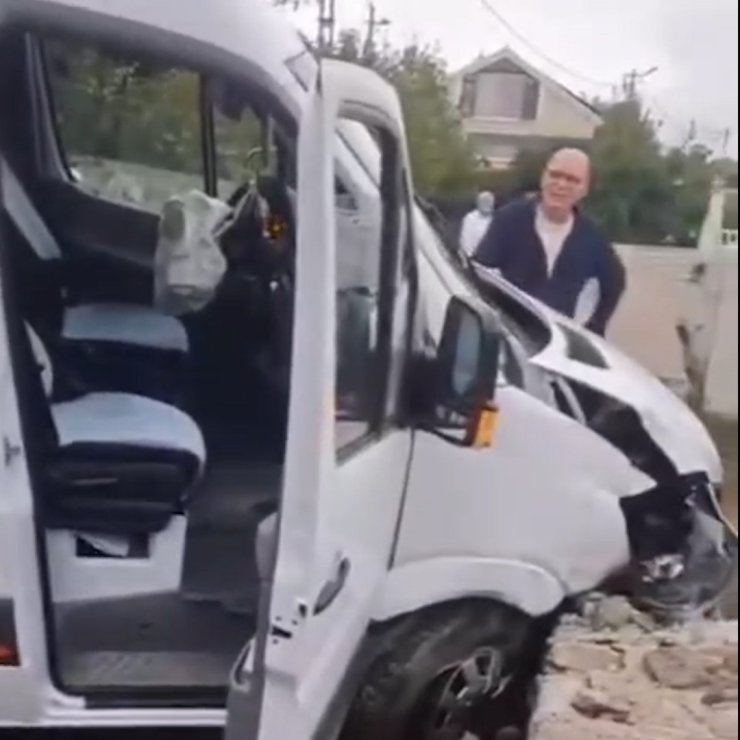 Sarıyer’de okul servisi duvara çarptı: 1 yaralı
