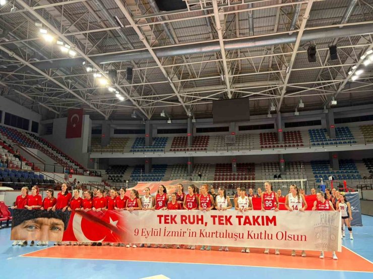 İzmir’in kurtuluşu voleybolda dostluk maçıyla kutlandı