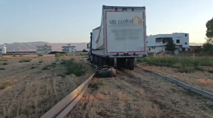 Mardin’de kontrolden çıkan tır boş araziye girdi