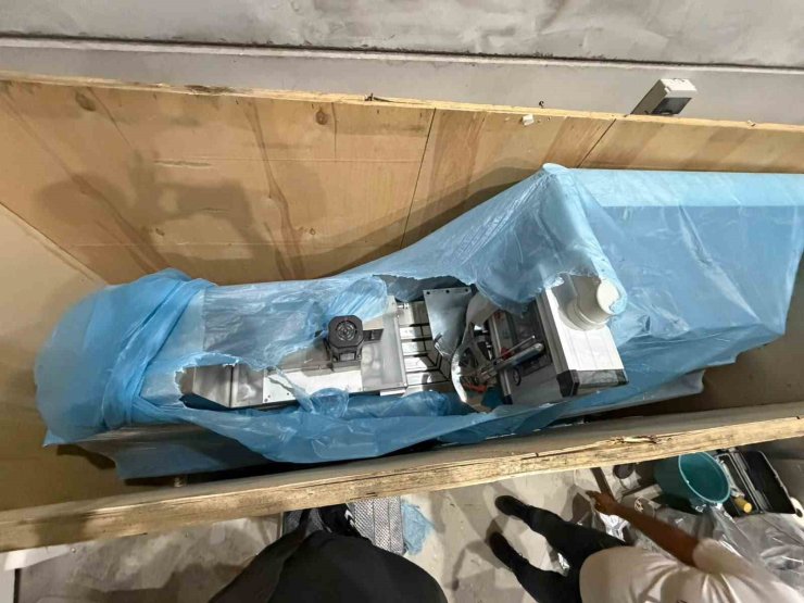 Mersin’de plastik ambalaj dükkanında uyuşturucu imalathanesi ortaya çıkarıldı: 100 bin sentetik ecza hap ele geçirildi