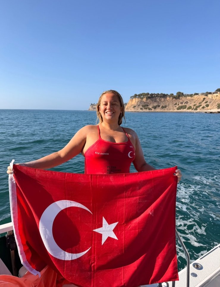 Türk yüzücü Ece Demir, Amerika’da tarihe geçti