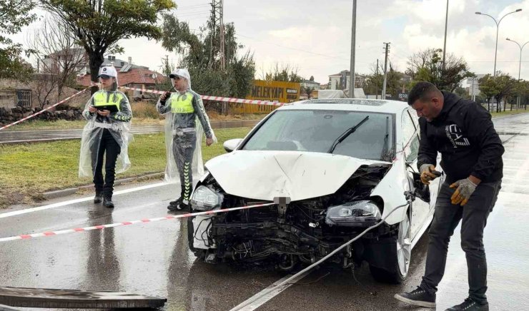 Kontrolden çıkan otomobil önce direği sonra ağacı devirdi: 1 yaralı