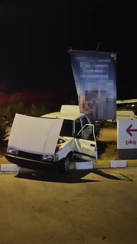 Yasak olmasına rağmen ’U’ dönüşü yapmak isteyen alkollü sürücü kaza yaptı