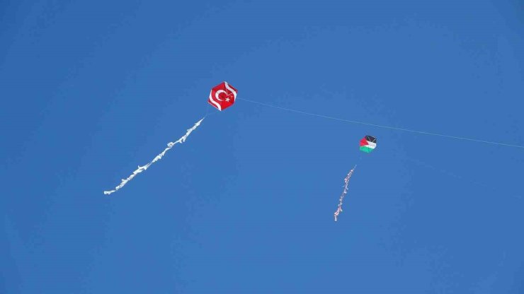 Ardahan’da umut uçurtmaları Gazze için gökyüzünde