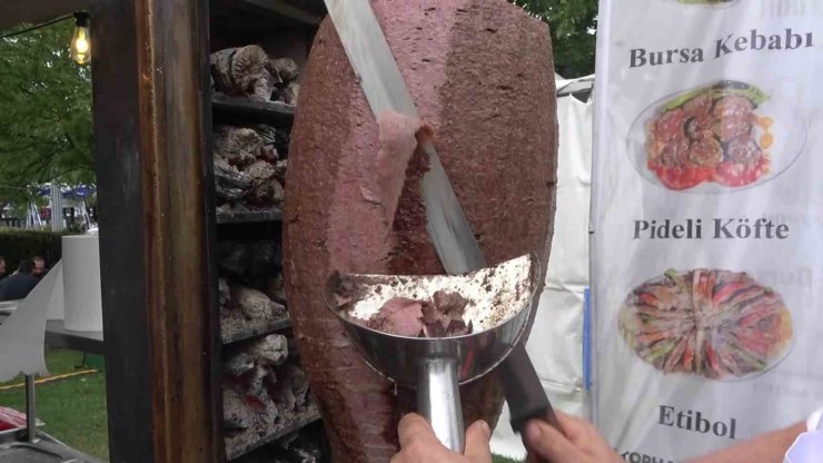 Üç metrelik tabakta Bursa kebabı ikramı