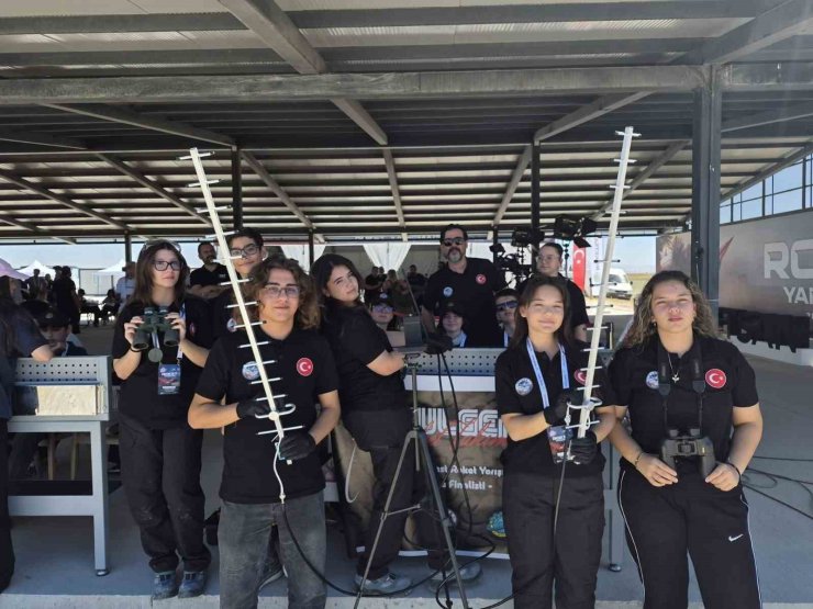 Çivrilli öğrencilerin roketi başarılı bir uçuş gerçekleştirdi
