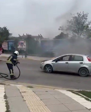 Elazığ’da alev alan otomobil söndürüldü