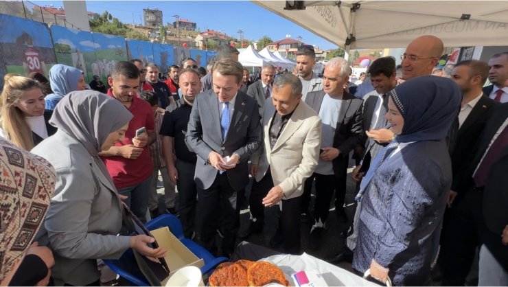 Yüksekova’da kadın kursiyerlerin el emekleri sergilendi