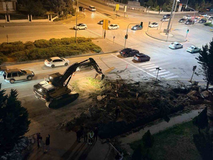 Etimesgut’ta yol çalışması için ağaçların kesilmesine vatandaştan tepki