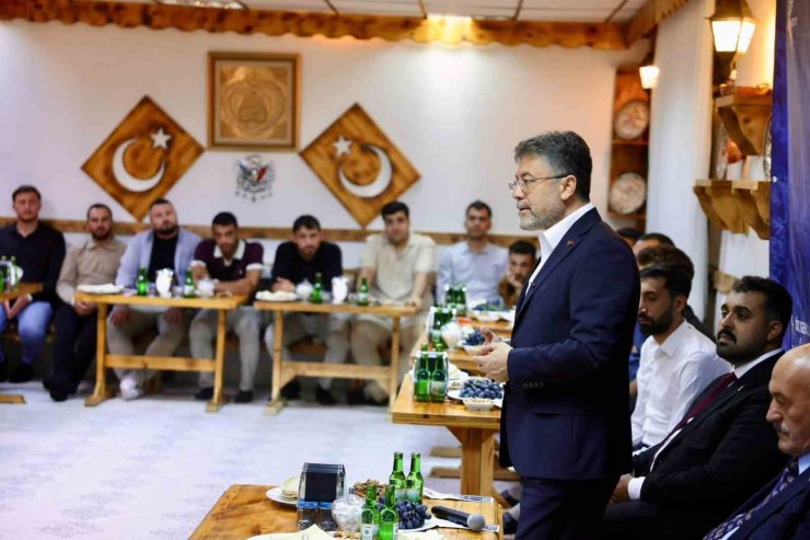 Bakan Yumaklı, Erzincan’da gençlerle buluştu