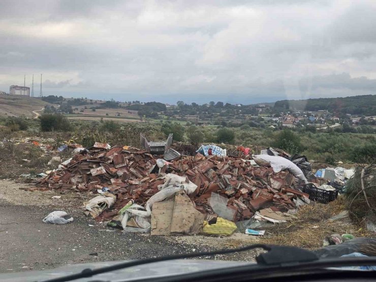 Bolu’da iki köyü birbirine bağlayan yol çöplüğe döndü