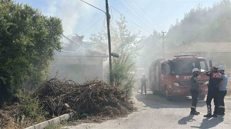 Burdur’da ev yangını: Dumanlar mahalleliyi tedirgin etti