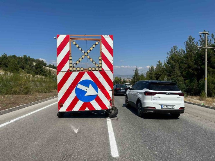 Burdur’da ticari taksi trafik yönlendirme römorkuna çarptı: 1 yaralı