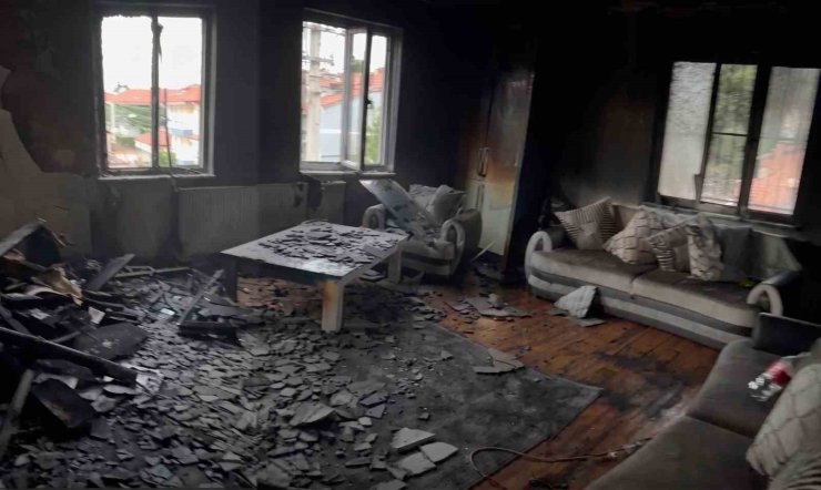 Yangında eşyaları kül olan aileye Sevgi Eli sahip çıktı
