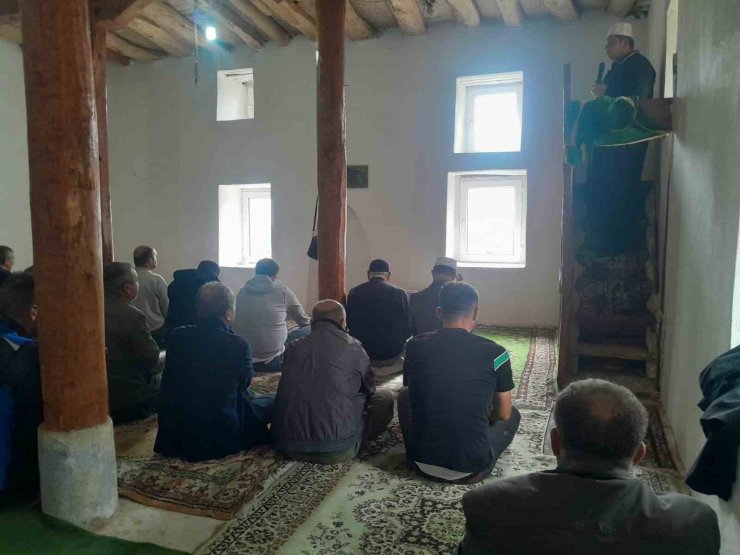 Babullu Köyü Gazi Camii’nde 50 yılın ardından Cuma namazı kılındı