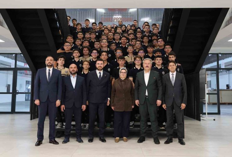 Milletvekili Ayşe Böhürler, Havacılık Lisesi öğrencilerine tecrübelerini aktardı