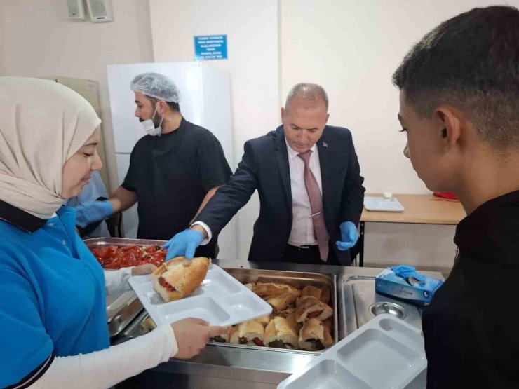 Sarıgöl Milli Eğitim Müdürü pansiyonda kalan öğrencilere yemek dağıttı