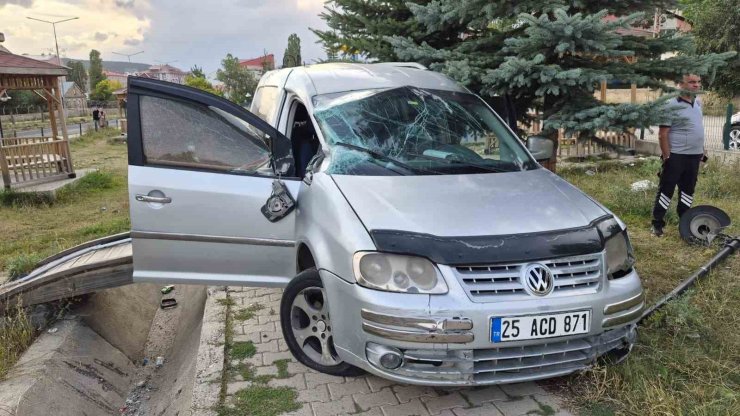 Sarıkamış’ta hafif ticari araç şarampole devrildi: 2 yaralı