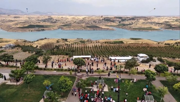 Kahta’da uçurtmalar Gazze’deki çocuklar için uçtu