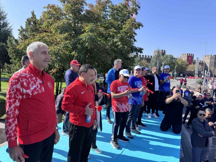 Kayseri 6. Yarı Maraton’da Halk Koşusu protokolün startı ile başladı