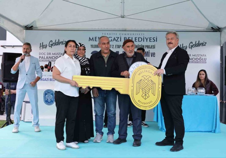 Melikgazi’de 24 aile yeni evlerine kavuştu