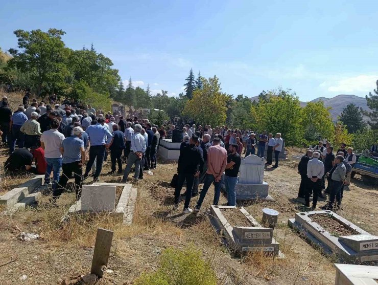 Malatya’da kazada hayatını kaybeden sağlık çalışanı genç son yolculuğuna uğurlandı