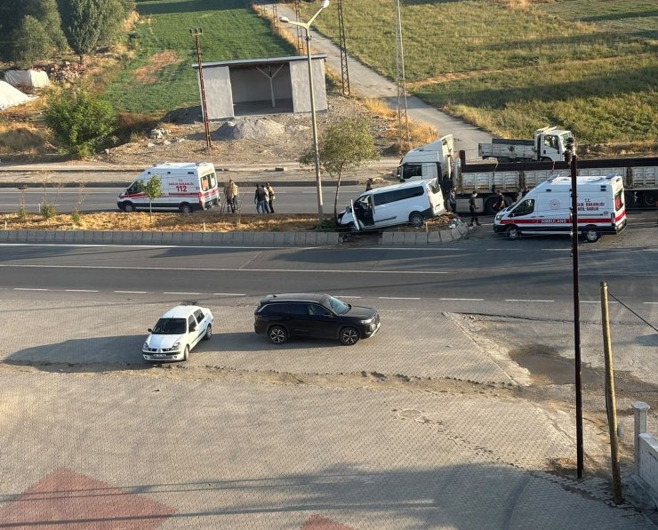 Hasköy’de tır ile panelvan araç çarpıştı: 3 yaralı