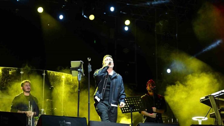 Oğuzhan Koç, Edirne konserinde sahne önünde sigara içen kişiye tepki gösterdi