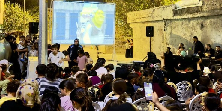 Silopi’de çocuklar için açık hava sineması