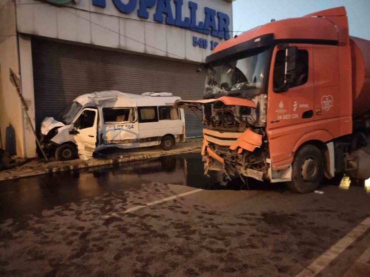 Ümraniye’de servis minibüsü ile İSTAÇ kamyonu çarpıştı: 2 yaralı